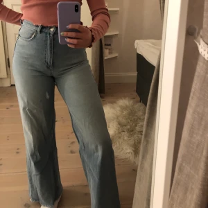 Blåa vida jeans - Blåa vida jeans från na-kd. Dom är avklippta längst ned så skulle säga att dom passar personer mellan 160-165. Frakt tillkommer på 63kr :)