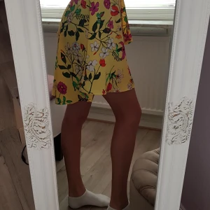 Blommig klänning - En klänning i strlk S. Passar jättefint, och har sitt egna band. Den passar med och utan band, den är använd ett fåtal gånger. Pris går att diskutera