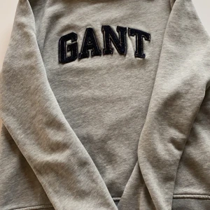 Gant - Plagget är kanske två år gammalt och använt men i mycket bra skick. Ser helt ny ut.
