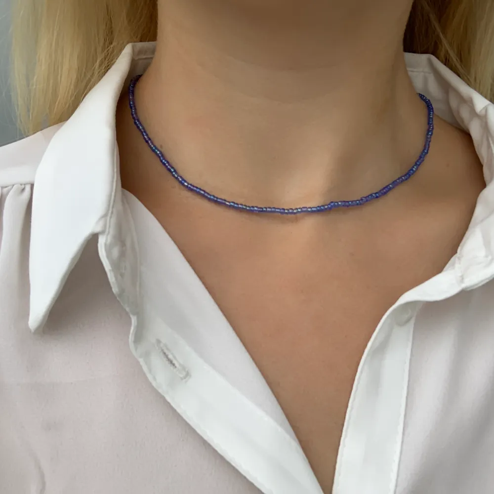 Blått pärlhalsband med små pärlor💙🥺🤯🤩🦋🤍⭐️💫💞 halsbandet försluts med lås och tråden är elastisk . Accessoarer.