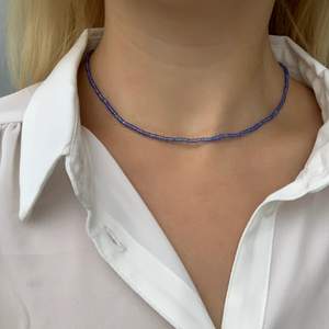 Blått pärlhalsband med små pärlor💙🥺🤯🤩🦋🤍⭐️💫💞 halsbandet försluts med lås och tråden är elastisk 