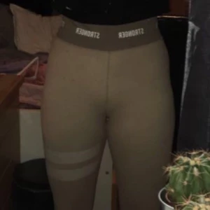 Stronger - Ett par fina stronger byxor, köpta för 700kr säljer för 200kr, priset kan diskuteras, kom privat för frågor:))