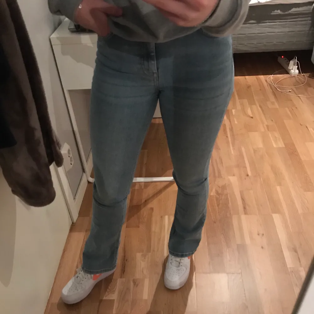 Säljer ett par blå bootcut jeans från Gina Tricot i storlek S! Jag är 165 och sitter bra i längden på mig. Köparen står för frakten. Jeans & Byxor.