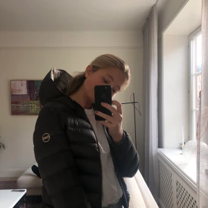 Colmar jacka - Såå skön och varm jacka från Colmar! Mörkgrå/silver utsida samt silver insida! I den tjockaste och varmaste modellen i dun! Köpte den för 4 999kr på Jackie! Storlek 44 i italiensk storlek som blir ungefär S i svensk!