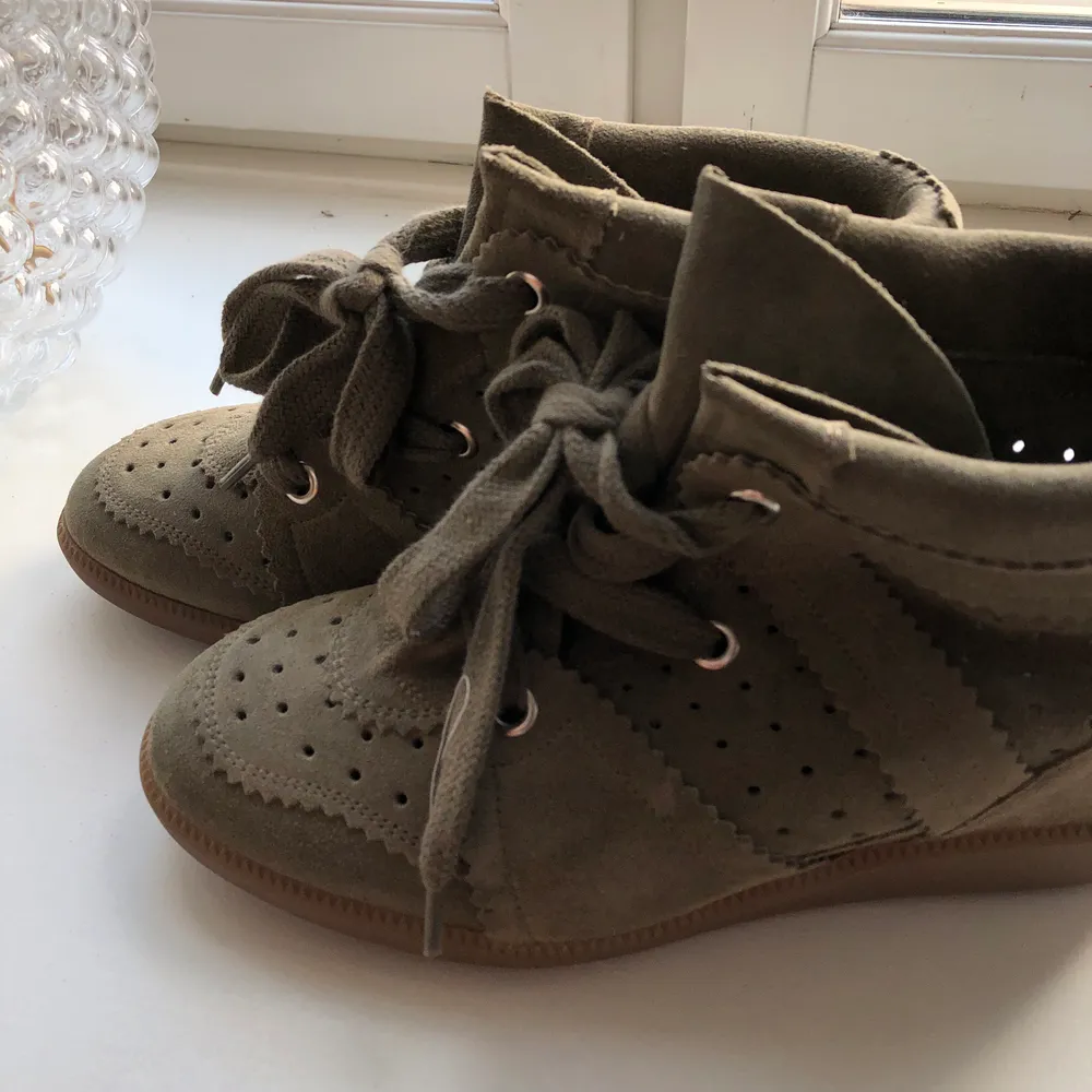 INTRESSEKOLL!! ”Bobby suede Wedge sneakers” från isabel marant! Den mest populära skon och i SUPERSNYGG färg. Köpa på Nathalie schuterman i Stockholm för 4500kr. Dessa är endast använda 1 gång så ser helt nya ut! Dustbag medföljer!. Skor.