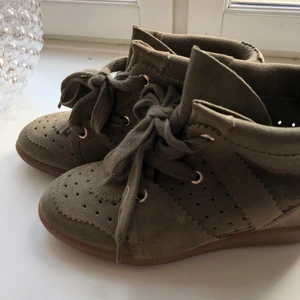 Isabel marant skor - INTRESSEKOLL!! ”Bobby suede Wedge sneakers” från isabel marant! Den mest populära skon och i SUPERSNYGG färg. Köpa på Nathalie schuterman i Stockholm för 4500kr. Dessa är endast använda 1 gång så ser helt nya ut! Dustbag medföljer!