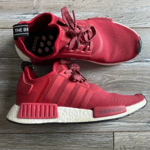 Adidas originals nmd strl 40 2/3 - Säljer mina snygga Adidas originals nmd, inköpta på JDsports i Manchester för några år sedan. Sparsamt använda. Strl 40 2/3 men jag har strl 39 och dem passade även mig!