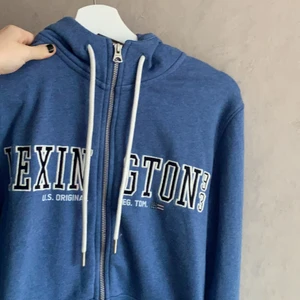 Lexington tröja  - En jätte fin lexington tröja i en ljus blå färg! Andvänd Max 2-3 gånger och köpte i sommras på lexingtion butiken! Köparen står för frakt och stl är Herr S!💕nypris 1400kr