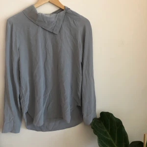 Blus från COS - JÄTTEFIN blus med unik krage från COS🌷 Frakt tillkommer☀️ tveka inte att höra av dig vid frågor, funderingar eller önskemål🌟