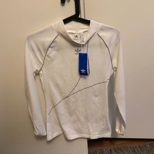 Adidas tröja - En oanvänd tröja från adidas! Man kan använda denna till ett par jeans eller vad man vill! Jättefin men inte fått användning av den! Köpte denna för 699kr 