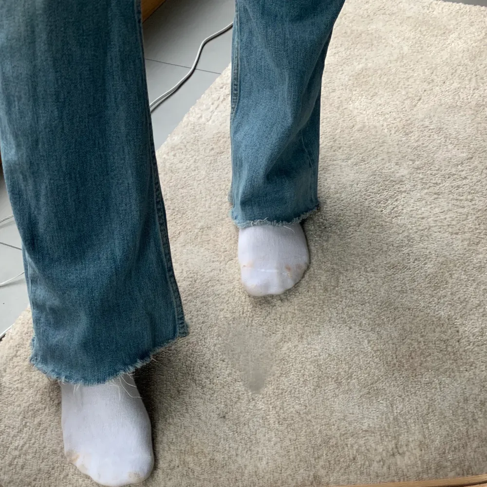 Säljer dessa skitsnygga bootcut/flare jeansen ifrån Gina Tricot (som inte säljs längre!) De är avklippta där nere och har verkligen den perfekta passformen😍 Tyvärr har de blivit för små för mig :( Nypris 500kr. Jeans & Byxor.