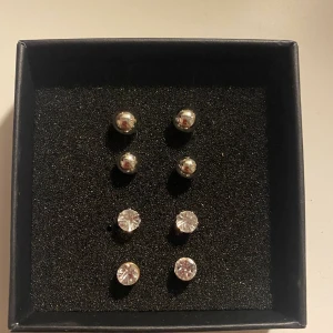 Små örhängen - 1 par för 10kr och alla för 30kr, OBS kameran speglas i smycket