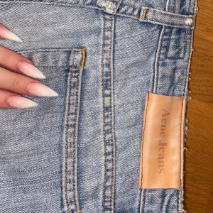 Acne jenas - Ett par lite äldre acne jeans , raka snygga vintage, strl 36 skulle jag säga men strl är 30/34 , passar mig som har 36/s är väldigt lågmidjade, ljusa och raka. Är tvättade några gånger. Startbud 500