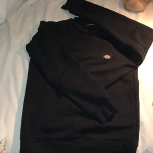 Dickies sweatshirt - Köpte den här på Plick men har slutat använda den tyvärr. Storleken är xs och passar kanske en mindre s. 🤎