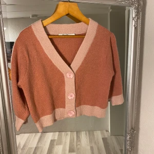 Stickad crop top  - Stickad crop top. Aldrig använd, skick 10/10. Nypris 499