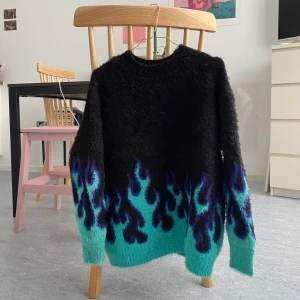 Fluffig tröja med flames - Köpte på marketplace,passar mig inte i storleken då jag ville ha den oversize och det är en S. den var oanvänd av min säljare och jag har endast provat. fraktar inte men kan mötas upp/ hämtas