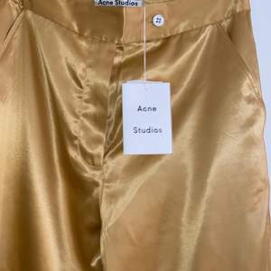 Guld/gula byxor från Acne Studios. Aldrig använda. Nypris 1600kr