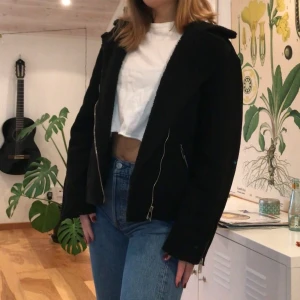 Varm mockajacka med teddyimitation invändigt - Mocka-bikerjacka med teddyimitation innuti. Två fickor med detaljer på ärmarna🥰hör av dig för mer info! 