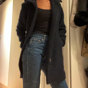Marinblå kappa - Marinblå varm kappa köpt på H&M i strl 36! Fint skick, kommer inte till användning därför säljer jag den. 