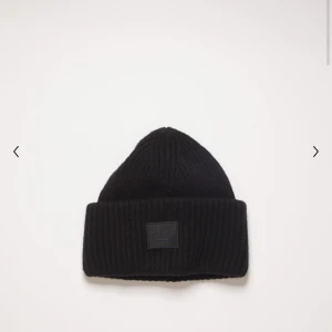 Acne mössa - Svart Acne mössa i nyskick, inga sittningar. Använd ett fåtal gånger förra vintern men inte mer än så, inköptes i vintras på Åhléns City i stan.  Har  äckthets bevis om så behövs! Kan mötas upp i Stockholm eller frakta (63kr) BUD JUST NU: 600kr 