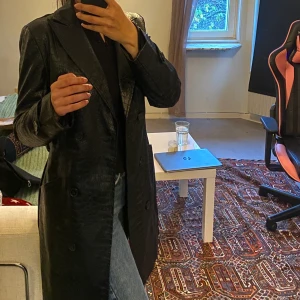 Jätte fin Skinnkappa i storlek 36.  - Säljer denna superfina skinnkappan i storlek 36 i nyskick. Den är köpt på na-kd. Det är verkligen den perfekta skinnkappan. Den sitter snyggt på. Har du några frågor så skriv privat eller lämna en kommentar. 🥰🌸