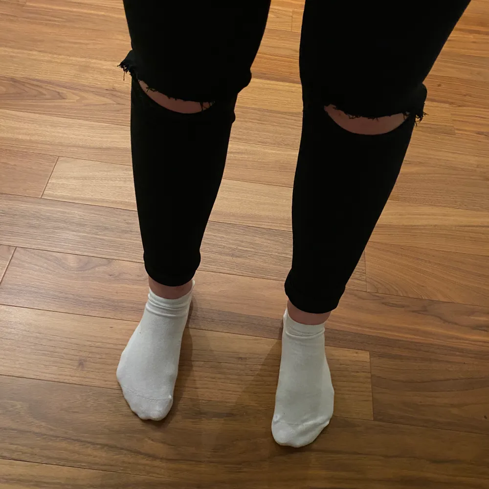 Svarta jeans med hål på knäna i storlek xs, men skulle nog säga att dom även passar S. Inte mycket använda. 100kr+frakt. Jeans & Byxor.