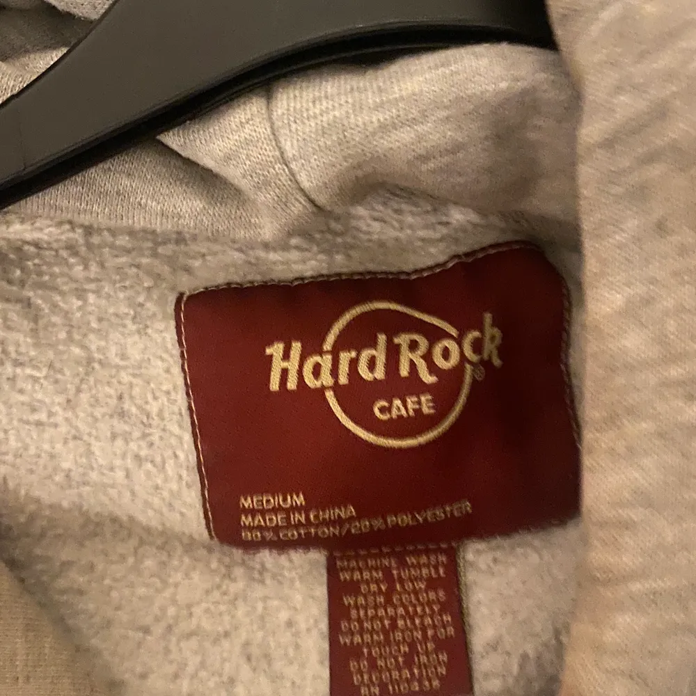 Hard rock café. snygg hoodie storlek M. 150kr frakten ingår k priset. . Tröjor & Koftor.