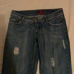 jeans - asballa jeans med slitningar/hål och coola bakfickor! ganska vida i benen och i fint skick:) frakt tillkommer🍄