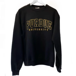 Svart champion sweater med gult tryck  - svart vintage champion sweater med gult tryck ⚡️ buda i kommentarerna från 450, säljes direkt för 600 ⚡️