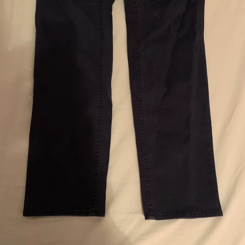 mörkblå jeans med knappar upptill! inte högmidjade men inte lågmidjade, med raka ben. passar inte mig och därför vill jag sälja dom! frakt tillkommer 🌷. Jeans & Byxor.