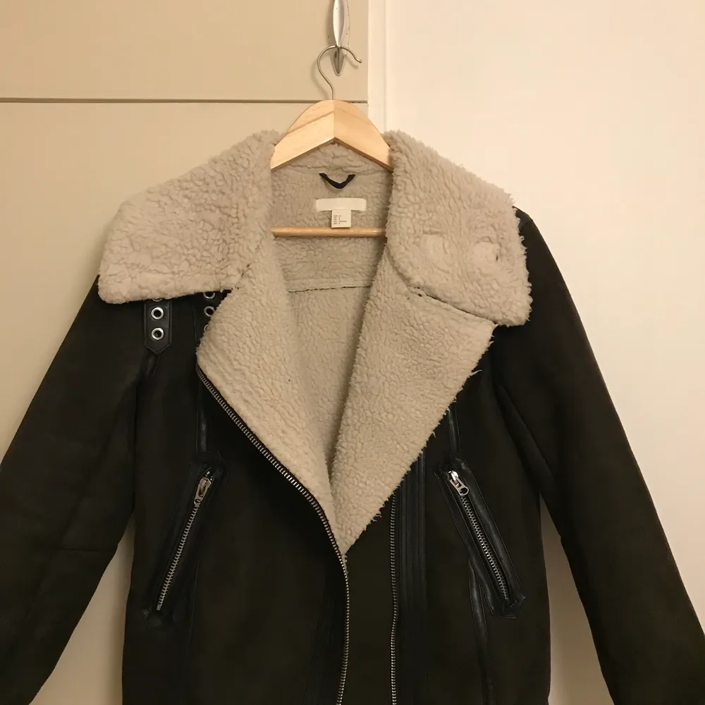 H&M jacka, i storlek 36 men passar även 38. Mörkgrön färg, är i bra skick, går att använda som höst/vinter jacka. För fler information skriv bara 🤗. Jackor.