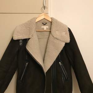 H&M jacka, i storlek 36 men passar även 38. Mörkgrön färg, är i bra skick, går att använda som höst/vinter jacka. För fler information skriv bara 🤗