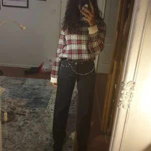 Höst kofta  - Skit snygg rutig röd och vit stickad kofta. Jättemysig och perfekt för säsongen. Lite vintage vibes och sitter aningen oversized. Buda i kommentarerna om det är fler som är intresserade. Fråga om det är något 💞💞