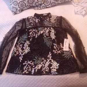 Ida Sjöstedt Julie Navy blus strl 34 NY - Helt ny Julie blus SS18 från Ida Sjöstedt . 100% Nylon. Storlek 34. Färg Navy med vackra broderier. Bilderna gör denna goding ej rättvisa. Stängs med knappar.  Dyr i inköp samt köptes år 2018 för 1999 kr och den har bara hängt i garderoben. Säljer för 1300 kr (kan diskuteras vid snabb affär) och bjuder på frakten. Spricka på lins därav svarta prickar på vissa kort.