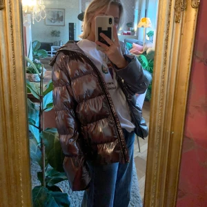 Silvrig jacka - Riktigt cool och varm vinterjacka i metallic silver. Jackan har fleece innuti så den är både skön och varm. Storlek 170/176 men passar XS/S. Använd ett fåtal gånger och är tvättad :) Budgivning ligger på 410kr