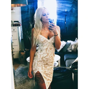 Klänning fashionnova  - Snygg klänning i spets från Fashion Nova. Storlek S, formar sig fint efter kroppen