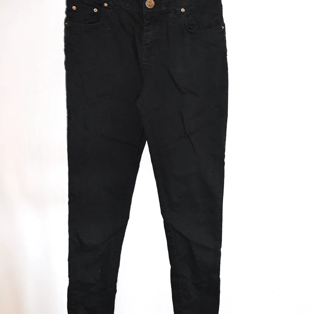 Svarta jeans från Lager 157. Storlek S skinny zip (passar mig som har strl 25 i andra byxor). Fint skick, Använda 1 gång. . Jeans & Byxor.