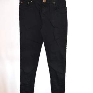 Svarta jeans från Lager 157. Storlek S skinny zip (passar mig som har strl 25 i andra byxor). Fint skick, Använda 1 gång. 