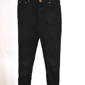 Svarta jeans från Lager 157. Storlek S skinny zip (passar mig som har strl 25 i andra byxor). Fint skick, Använda 1 gång. 