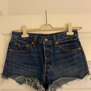 Levi’s shorts 501 - Blåa shorts från Levi’s. Använd några gånger, väldigt bra skick + man får en väldigt fin rumpa i dem då de framhäver formerna. Fraktkostnad tillkommer 