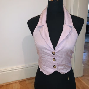 Crop top - Superfin croptop med knyte i ryggen. Skönt material. Använd fåtal gånger! Strl M