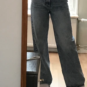 Breda jeans - Super snygga breda jeans från Gina tricot, köpte dem för ett tag sedan men dem kom aldrig till användning så dem är iprincip nya. En ljusblå spräcklig färg, dem är perfekt på mig i längden o jag är 171cm💞💞 Buda!!!!