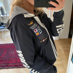 Cool zip hoodie - Så snygg vintage zip hoodie i marinblått och vita detaljer med olika patches. Sitter så snyggt oversized! Jag har vikt in tröjan på bilden.💕