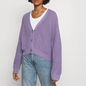 Monki zeta cardigan  - Lila kofta ifrån Monki. Bud startar på 50kr