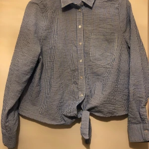 Blus med knyte - Storlek 38. Använd 2 gånger men är i väldigt bra skick. 