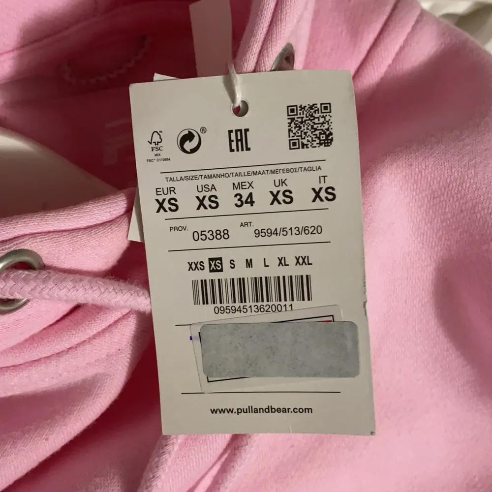 Sjukt snygg och skön rosa hoodie från Pull&Bear i Unisex modell! Oversize i modellen så passar någon med större storlek än XS också!. Hoodies.