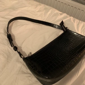 svart baguette väska - inköpt på lindex och kommer inte till användning pga har för mkt väskor! den är i nyskick och har justerbart axelband 💞 säljer för 70 kronor och köparen står för frakten