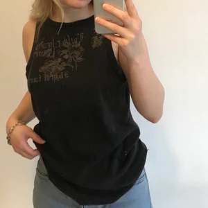 Vintage linne  - As coolt linne som är köpt second hand, endast använd ett fåtal gånger. På bilden har jag tröjan bak och fram men det går lika bra att ha den ”vanligt”. Sitter oversized på mig som vanligtvis har s/m. Köparen står för frakt🤍✨