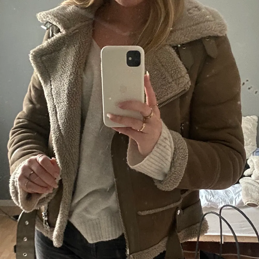 En superskön brun fodrad mocka jacka från Zara och passar att ha både hoodie eller stickad tröja under. Pris kan diskuteras. Jackor.