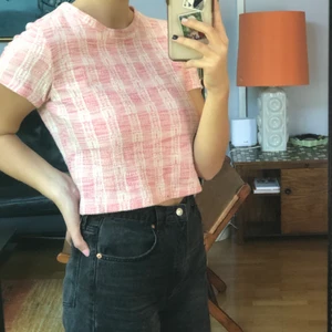 Rosa topp från  Monki  - Super söt topp från Monki. Den är rosa med vitt mönster. Säljer då den tyvärr aldrig kommit till använding. Super bra skick. Enligt lappen är den xs men den passar mig bra som ofta har storlek s/m